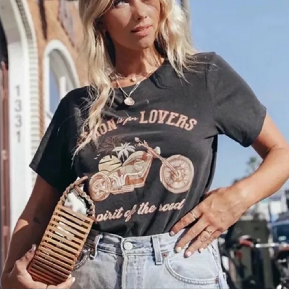 Byron Lovers Vintage boho Black Graphic Tee - Picture 2 of 6